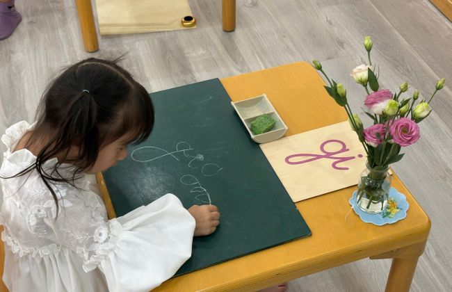 Montessori tạo ra môi trường phát triển ngôn ngữ hiệu quả