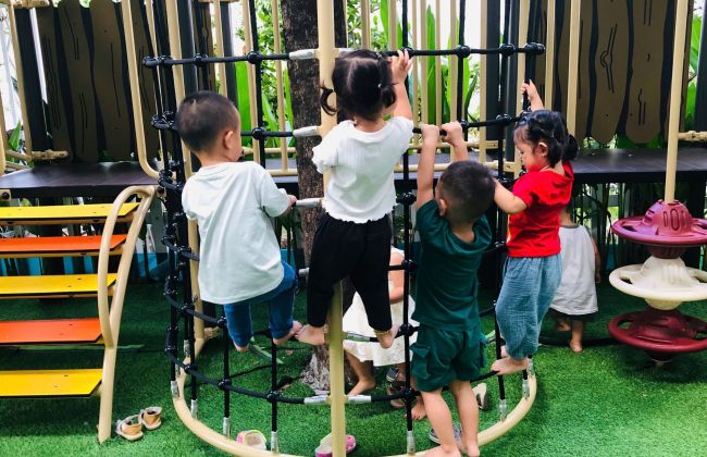Phát triển thể chất tối ưu cho con trong 6 năm đầu đời nhờ Montessori